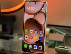 Oppo Find X8 Ultra i recension. (Bildkälla: Marcus Herbrich/Notebookcheck)