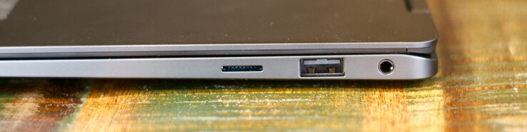 microSD-kortläsare; USB Typ-A (3.2), 3,5 mm headsetuttag