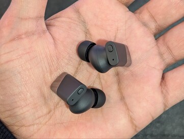 Fysisk knapp på ovansidan av öronsnäckorna.