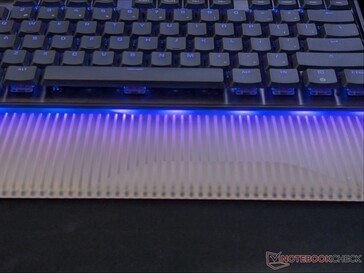 RGB-lampor som lyser genom den frostat silikonmusmattan.