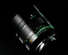 Andra generationens 7Artisans 75mm f/1,25-objektiv har självlysande bokstäver. (Bildkälla: 7Artisans)