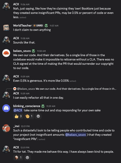 Ett utdrag ur en discord-konversation med Booklore-utvecklaren om ändringarna i licensavtalet och kravet på att täcka bidrag från samhället under en CLA