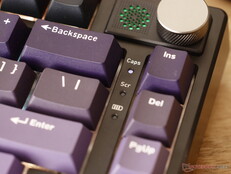 Indikatorlampor visar caps lock, scroll lock och batterimeddelanden. 