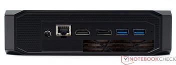 Baksida: strömförsörjning, RJ45, HDMI 2.0, DisplayPort, 2x USB 3.2 Gen2