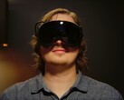Spelare som bär ett Steam Frame VR-headset