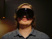 Spelare som bär ett Steam Frame VR-headset