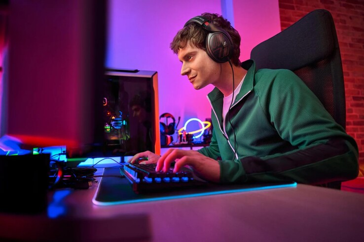Den nya varianten av Sennheiser HD 620S-hörlurarna har röda detaljer överallt.