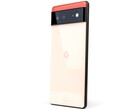 Baksidan av Google Pixel 6 med G-logotypen och den svarta kameraraden