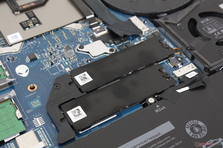 Dubbla 1 TB Samsung PM9A1 PCIe4 x4 NVMe SSD-enheter i RAID 0 för uthållig sekventiell läshastighet på över 13 000 MB/s. En värmespridare är standard för båda enheterna för att hjälpa till med kylningen