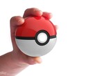 Den officiella klassiska röda och vita Poké Ballen.