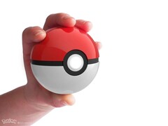 Den officiella klassiska röda och vita Poké Ballen.