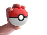 Den officiella klassiska röda och vita Poké Ballen.