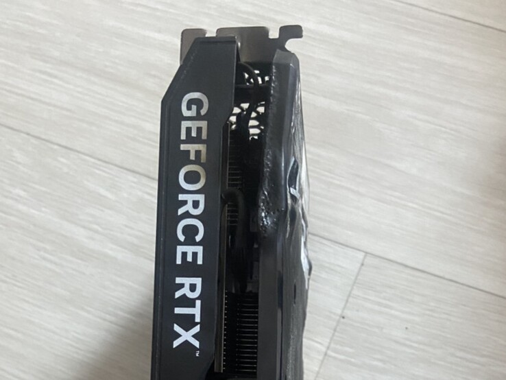 Toppvy av den smälta bakplattan på en EmTek StormX Dual RTX 4060 Ti GPU. (Bildkälla: user_634494 på Quasar Zone)