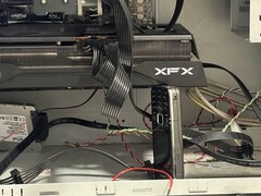 En Reddit-användare stöttar upp grafikkortet i sin dator med en gammal Nokia 6124 Classic. (Bildkälla: u/bulochklem via Reddit)