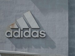 Adidas logotyp på en företagsvägg (Bildkälla: H&amp;amp;CO/Pexels)