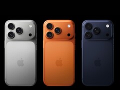 Tre Apple iPhone 17 Pro-enheter i silver, orange och mörkblått utförande (Bildkälla: Apple)