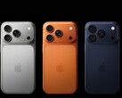 Tre Apple iPhone 17 Pro-enheter i silver, orange och mörkblått utförande (Bildkälla: Apple)