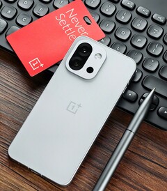 OnePlus 13T är en av flera kompakta premiumtelefoner som finns tillgängliga i Kina men inte globalt. (Bildkälla: Flying Bun på Weibo)