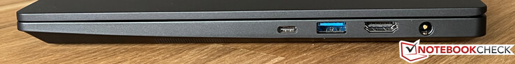 Höger: USB-C 4.0 med Thunderbolt 4 (40 GBit/s, DisplayPort ALT mode 1.4, Power Delivery), USB 3.2 Gen 1 (5 GBit/s), HDMI 2.0b, strömförsörjning