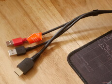 Huion Kamvas 16 Gen 3-i-1-kabeln har kabelkammar för att hålla ordning och reda