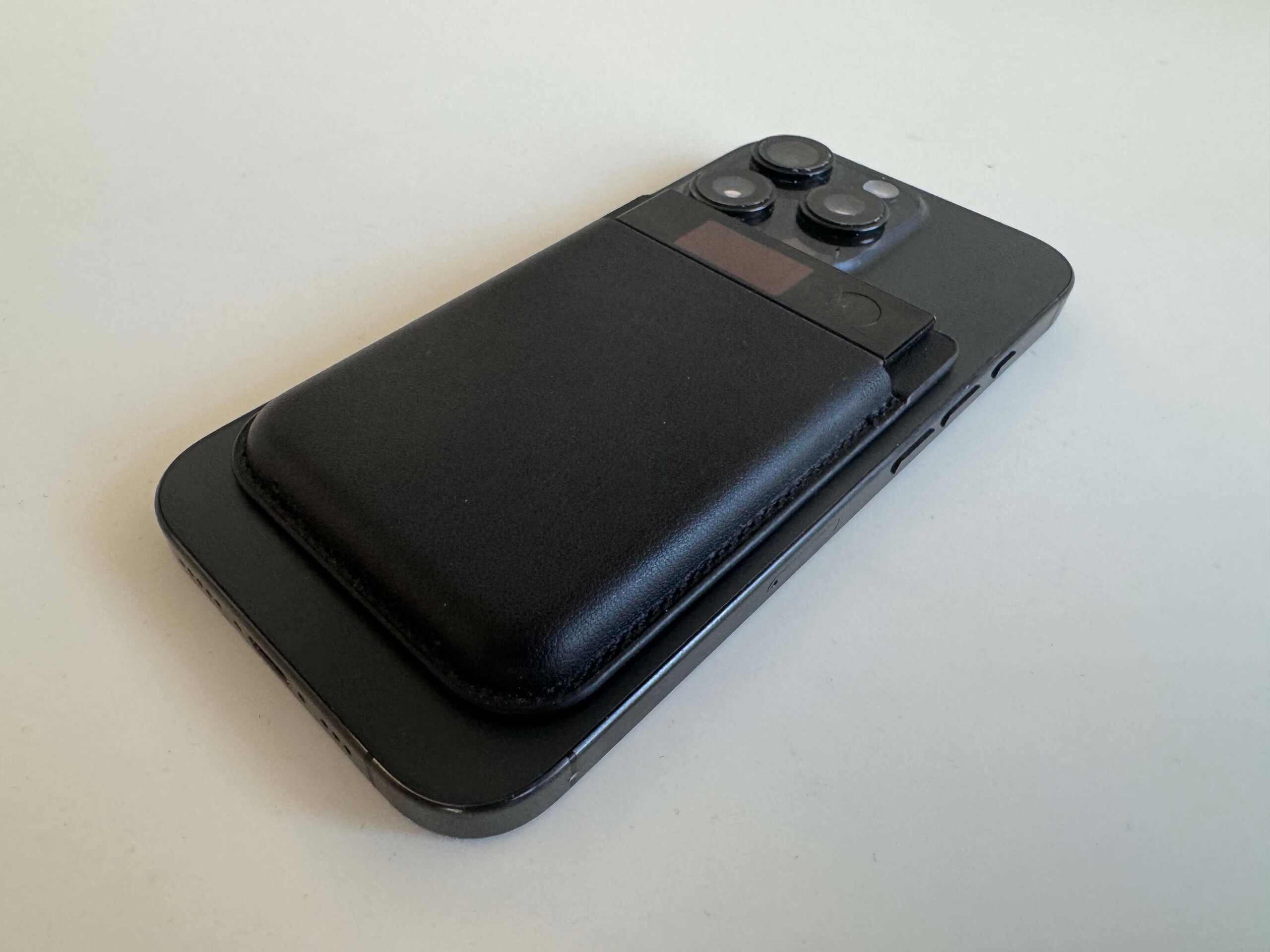 Plaud Note Pro kan fästas på iPhone med hjälp av det medföljande magnetfodralet.