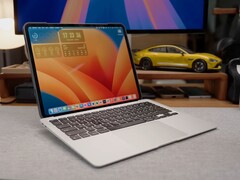 Den specialbyggda &quot;iPadBook&quot; med en M4 iPad Pro ansluten till en MacBook Air-bas, som kör macOS via Sidecar. (Bildkälla: 舒灿ShuCanTech via YouTube)