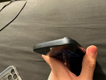 En annan iPhone 17 Pro fick en buckla när den satt i ett Spigen-fodral. (Bildkälla: u/ChakiWRLD)