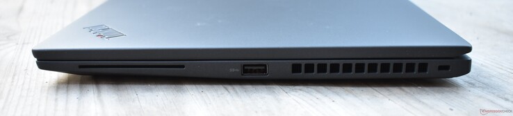 Höger: smartkortsläsare, USB-A 3.2 Gen 1, Kensington-lås