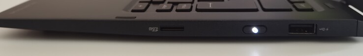 Till vänster: MicroSD-läsare, strömbrytare, 1x USB-A 3.2 Gen1