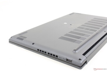 Designen saknar den kromskurna finishen och den mörkblå glansen från ZenBook-serien