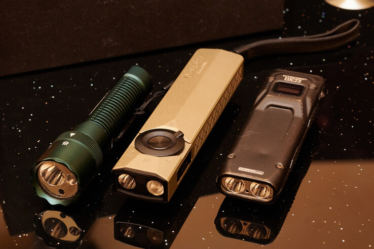 Acebeams K1 erbjuder en liknande uppsättning funktioner och Nitecores EDC23 har en liknande formfaktor. (Bildkälla: Andreas Sebayang/Notebookcheck.com)