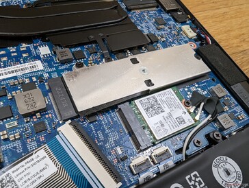 Plats för endast en intern M.2 PCIe4 x4 SSD