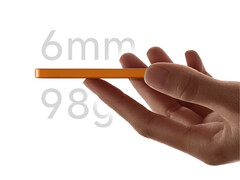 Xiaomi återintroducerar Ultrathin Magnetic Power Bank på lanseringsevent den 28 februari. På bilden: en kampanjbild som visar powerbankens lätta och tunna design.