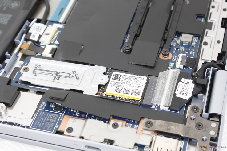Stödjer bara en enda M.2 PCIe4 x4 NVMe SSD med en längd på upp till 80 mm