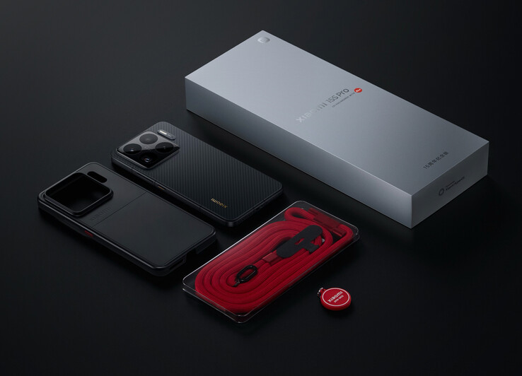 Xiaomi 15S Pro levereras med praktiska tillbehör i lådan. (Bildkälla: Xiaomi)