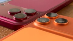En plastmodell av iPhone 18 Pro Max i en jämförelse sida vid sida med iPhone 17 Pro Max och tillhörande skal.