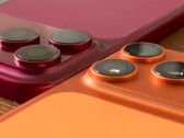 En plastmodell av iPhone 18 Pro Max i en jämförelse sida vid sida med iPhone 17 Pro Max och tillhörande skal.