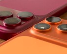 En plastmodell av iPhone 18 Pro Max i en jämförelse sida vid sida med iPhone 17 Pro Max och tillhörande skal.