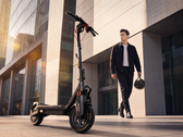 Ninebot Max G3 Pro i ett AI-genererat stadslandskap