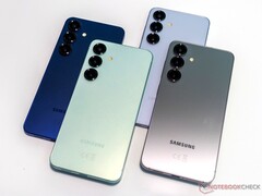 Efterföljaren till Galaxy S25 (bilden) sägs erbjuda ett större batteri på 4 300 mAh, men det är blygsamt jämfört med Xiaomi 16 och andra. (Bildkälla: Notebookcheck)