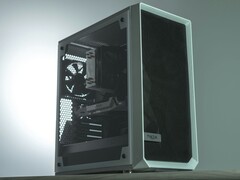 Vitt PC-chassi med sidopanel och nätfront som visar interna komponenter och kylfläktar. (Bildkälla: Anthony Roberts / Unsplash)