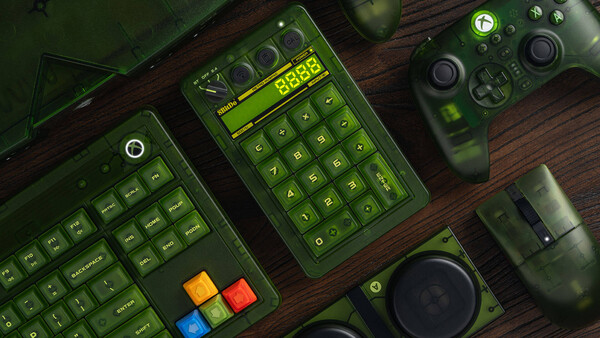 Retro 18 Mechanical Numpad kompletterar 8BitDos skrivbordstillbehör med Xbox-tema.