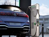 En Mercedes-Benz vid en snabbladdare (Bildkälla: Mercedes-Benz)