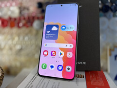 6,7-tums Samsung Galaxy S25 FE med 128 GB är för närvarande tillgänglig för cirka $ 600. (Bildkälla: Notebookcheck)