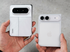 Huawei Pura X Max bredvid en iPhone Ultra/Fold dummy.