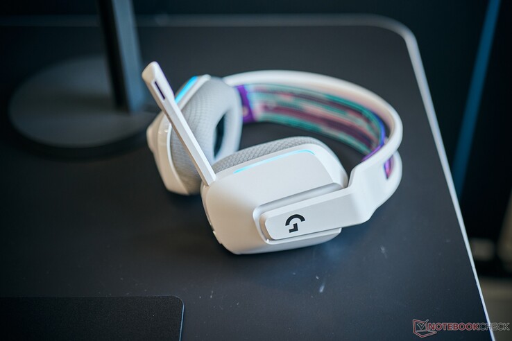 Logitech G522 trådlöst gamingheadset vitt på skrivbordet