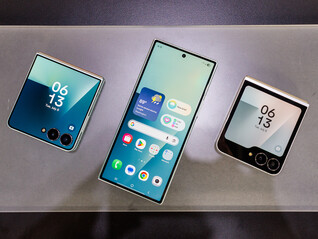 De senaste vikbara Samsung-telefonerna, vikta, från vänster till höger: Galaxy Z Flip7, Fold7, och Flip7 FE (Bildkälla: Notebookcheck)
