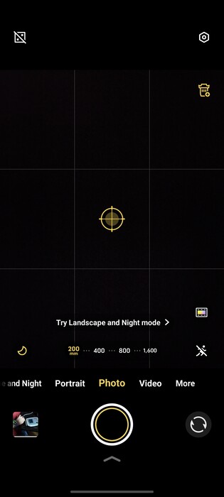 Om den är gulmarkerad är telekonverterläget med brännvidderna 200 mm till 1600 mm aktivt.