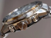 Sidovy av en klocka från Casio G-Shock GST-W1000-serien som visar dess rostfria stålboett, tryckknappar, krona, integrerat armband och ingraverade stadsnamn runt bezeln.