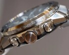 Sidovy av en klocka från Casio G-Shock GST-W1000-serien som visar dess rostfria stålboett, tryckknappar, krona, integrerat armband och ingraverade stadsnamn runt bezeln.